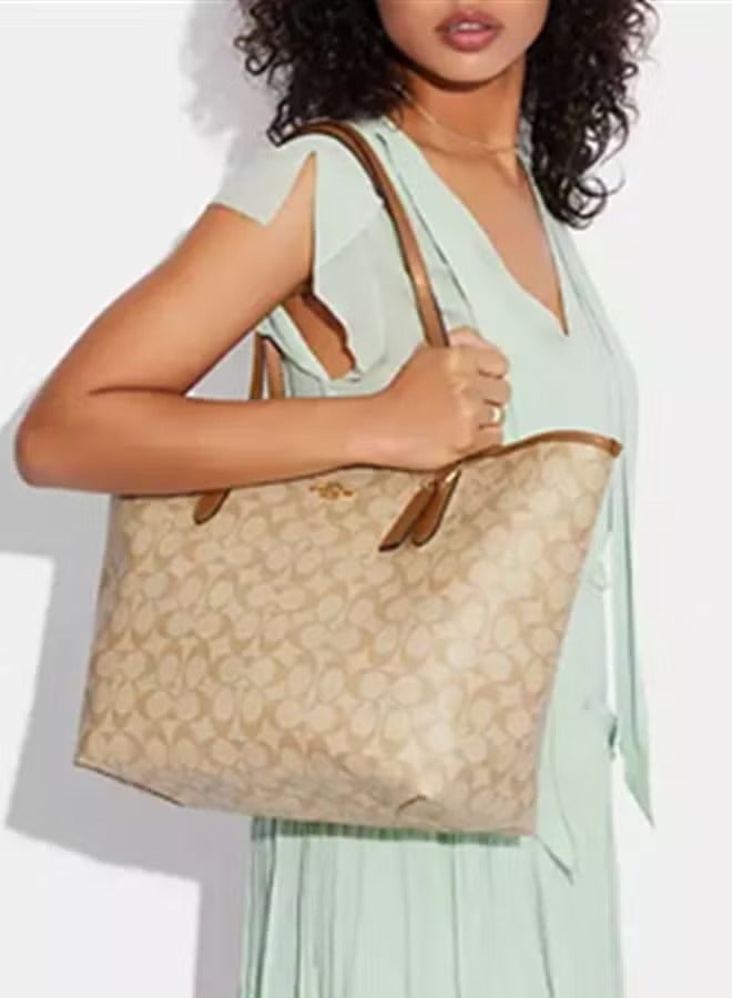 كوتش اوت ليت حقيبة توت كوتش سيتي من قماش سيجنيتشر، حقيبة كتف نسائية، حقيبة تسوق نسائية، حقيبة يد نسائية، حقيبة سفر نسائية، 33 سم - كاكي - بني - Image 3